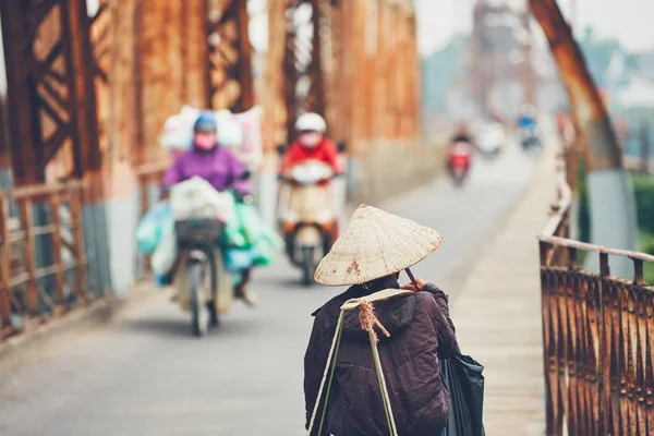 Verkehr auf der Brücke in Hanoi — Stockfoto