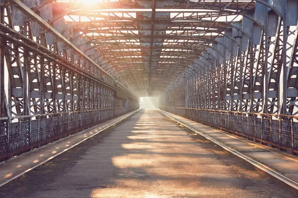Ponte de ferro longa ao nascer do sol — Fotografia de Stock