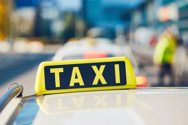 Taxi bilar på gatan — Stockfoto