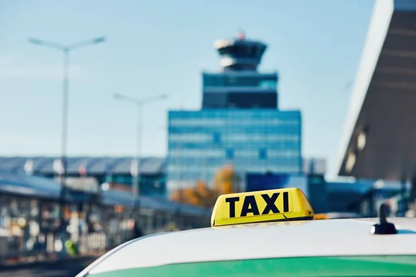 Voiture de taxi dans la rue — Photo