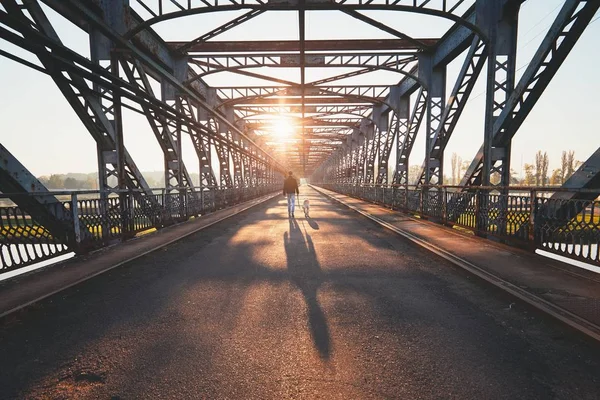 Mattina a piedi attraverso il fiume — Foto Stock