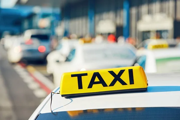 Taxi-auto's op straat — Stockfoto