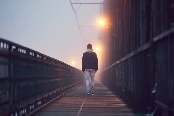古い橋の上の孤独な男 — ストック写真