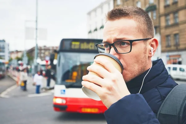 Ранкова кава на міській вулиці — стокове фото