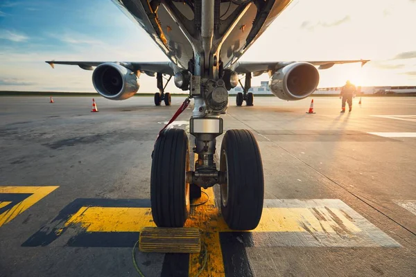 Luchthaven bij de geweldige zonsondergang — Stockfoto