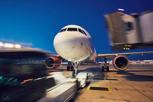 Empuje hacia atrás del avión — Foto de Stock