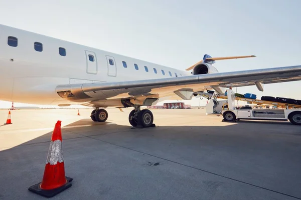 Carga de equipaje al avión — Foto de Stock