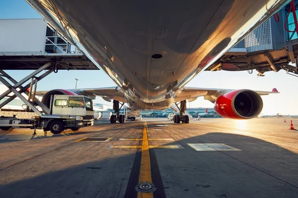 Låg vinkel syn på flygplan — Stockfoto