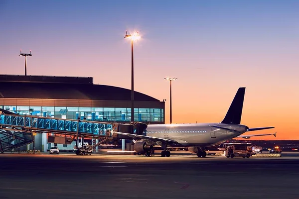 Luchthaven bij de kleurrijke zonsondergang — Stockfoto