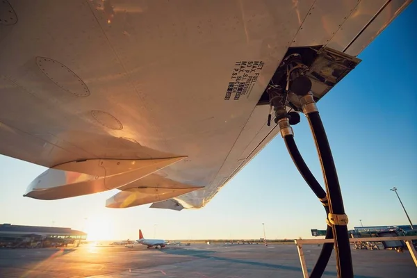 Reabastecimiento de combustible del avión — Foto de Stock