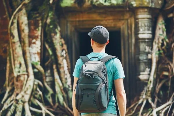 Viajero en el antiguo templo — Foto de Stock