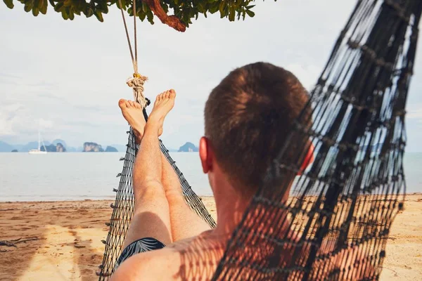 Man relaxing in the hammock — Stock Photo, Image