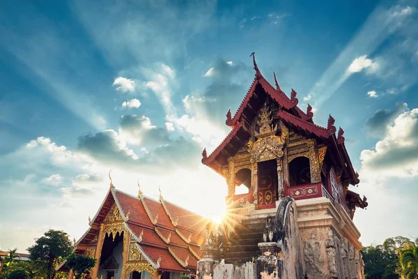 Buddhist temple at amazing sunset — Stock Photo, Image