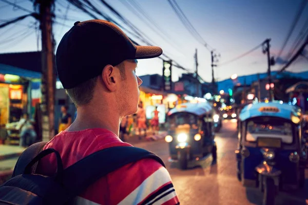 Traveler on the street — Stock Photo, Image