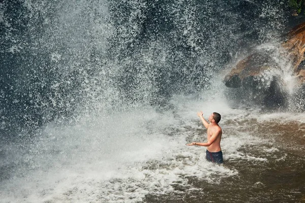 Man in waterfall — Stock Photo, Image