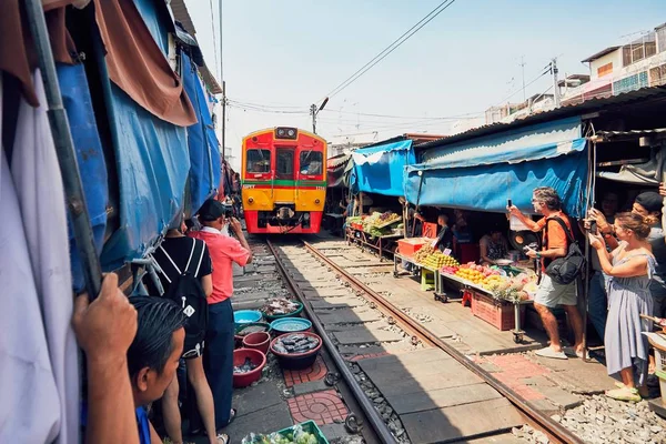 Mercado ferroviario de Maeklong —  Fotos de Stock