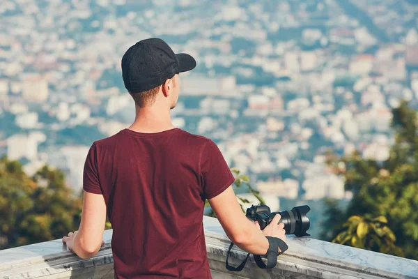 Joven fotógrafo con cámara — Foto de Stock