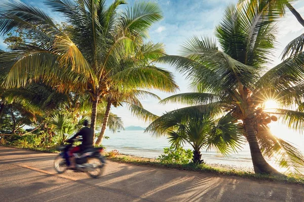 Viaje por carretera en la isla tropical — Foto de Stock