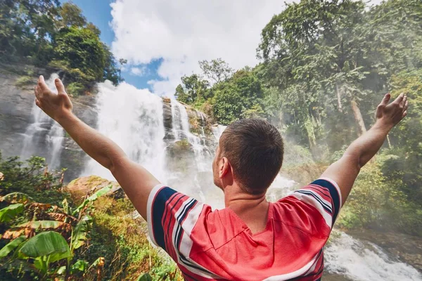 Joyeux voyageur près de la cascade — Photo