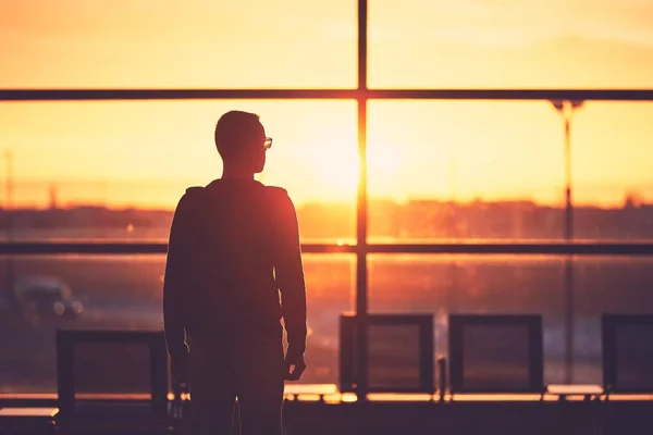 Terminal del aeropuerto al atardecer — Foto de Stock