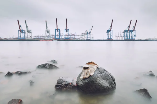 Förlorade handske i hamnen — Stockfoto