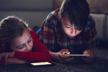 Kız ve erkek onların akıllı telefonlar ile