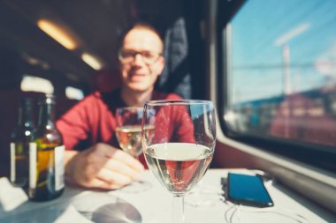 genç adam tren ile seyahat