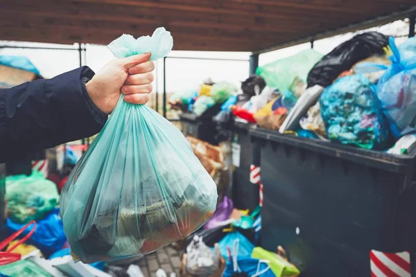 Botes de basura llenos con bolsas de basura —  Fotos de Stock