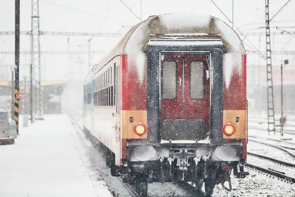 Железная дорога во время сильного снегопада — стоковое фото