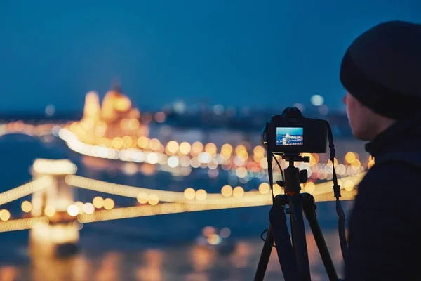 Fotograf in der nächtlichen Stadt — Stockfoto