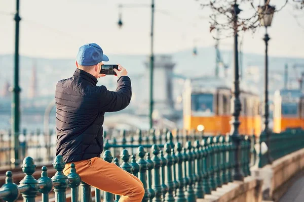 Турист фотографує за допомогою смартфона — стокове фото