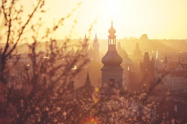 Východ slunce na jaře v Praze — Stock fotografie
