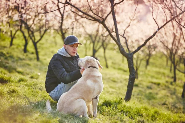 Man met hond in de lente natuur — Stockfoto