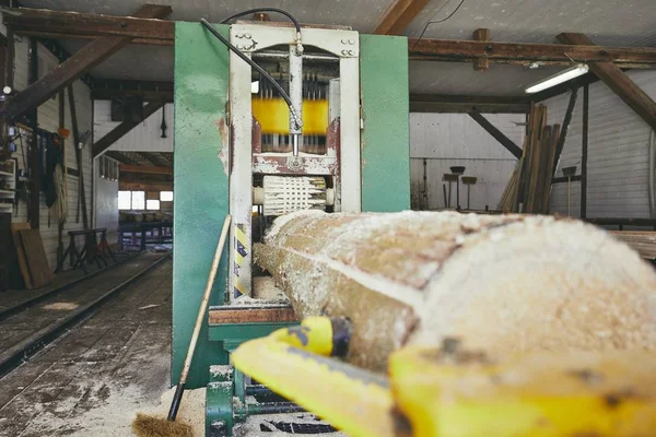 Produktion im Sägewerk — Stockfoto