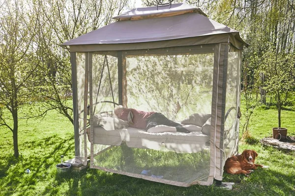 Man sleeping on the swing — Stock Photo, Image