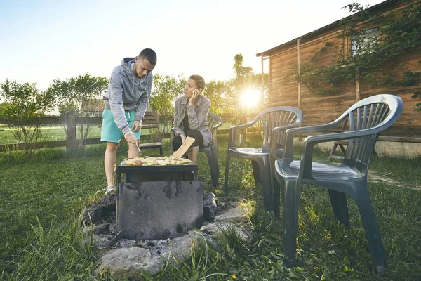 Çift Bahçe üzerinde barbecuing — Stok fotoğraf