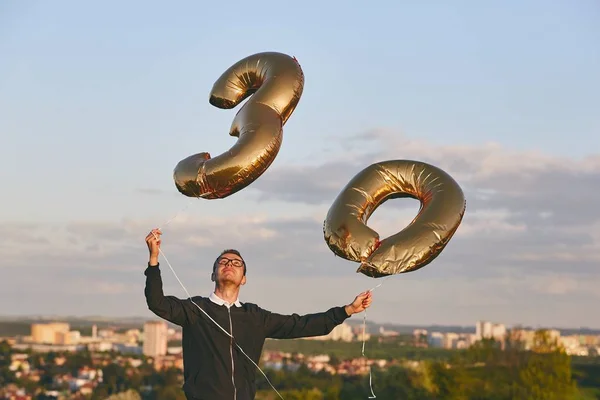 El hombre celebra treinta años de cumpleaños —  Fotos de Stock