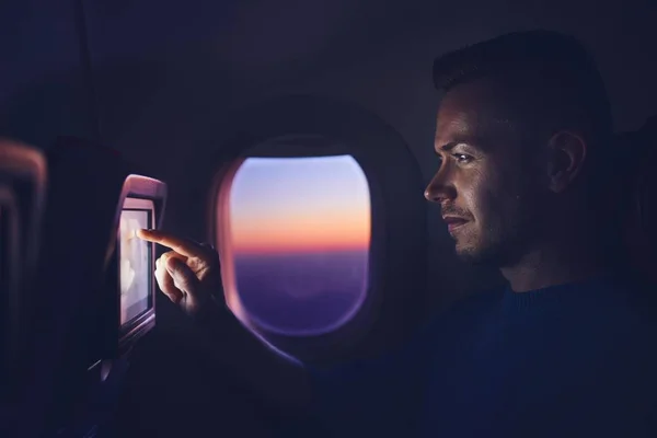 Человек путешествует на самолете — стоковое фото