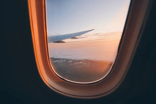 Hermosa mirada puesta de sol a través de ventana del avión —  Fotos de Stock