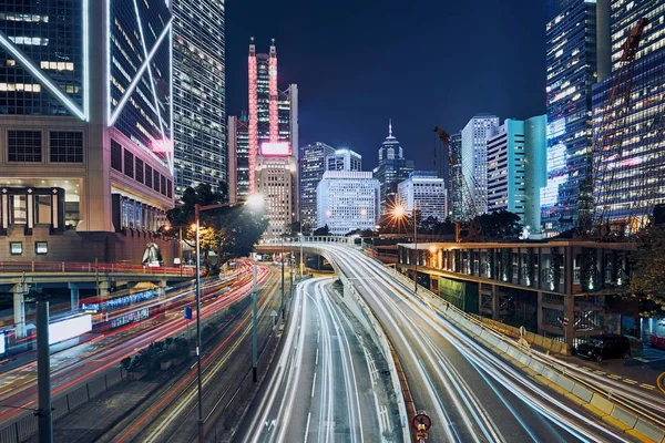 Trafic achalandé dans la ville moderne — Photo