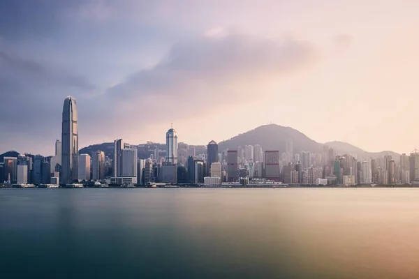 Langit kota Hong Kong saat matahari terbenam — Stok Foto
