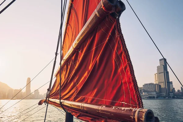 Traditionell Skräp båt mot Hong Kong stadsbild — Stockfoto
