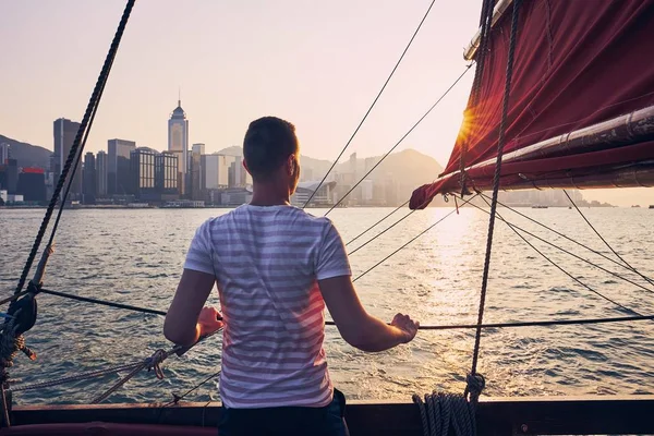 Traveler on traditional junk boat — Stok fotoğraf