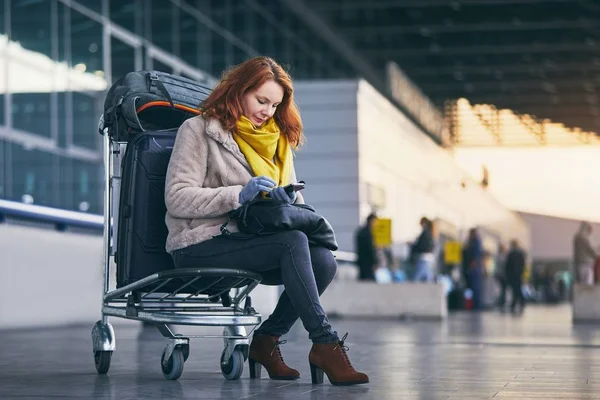 Junge Frau wartet am Flughafen — Stockfoto