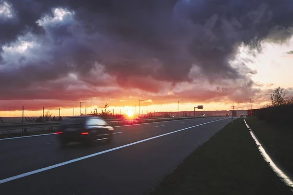 Motorväg vid solnedgången — Stockfoto