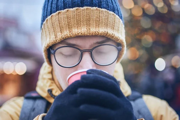 Hombre bebiendo vino caliente en el mercado de Navidad — Foto de Stock