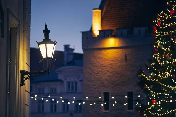 Decoración de Navidad en el casco antiguo — Foto de Stock