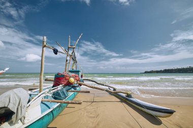 Balıkçı teknesi kum plaj