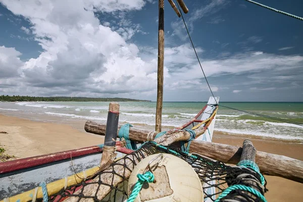 Barca da pesca sulla spiaggia di sabbia — Foto Stock