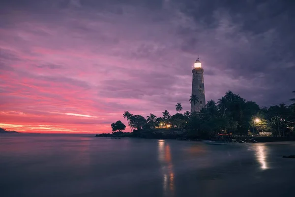 カラフルな日の出の灯台 — ストック写真